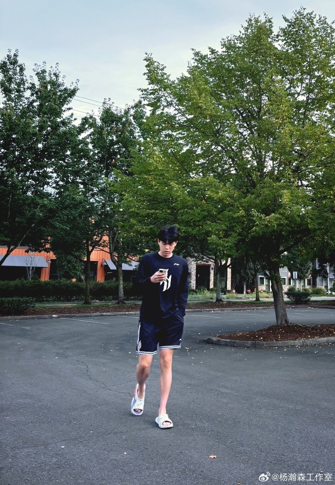 LOL赛事官网直播-杨瀚森工作室分享波特兰秋季近照:小杨的异国时光🍁